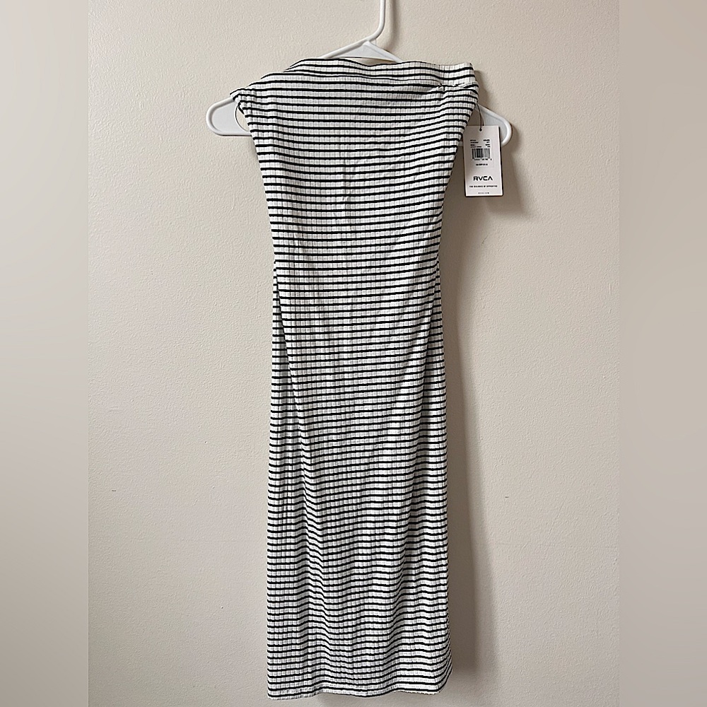RVCA strapless dress with a slit in the back! Form fitting & beautiful!